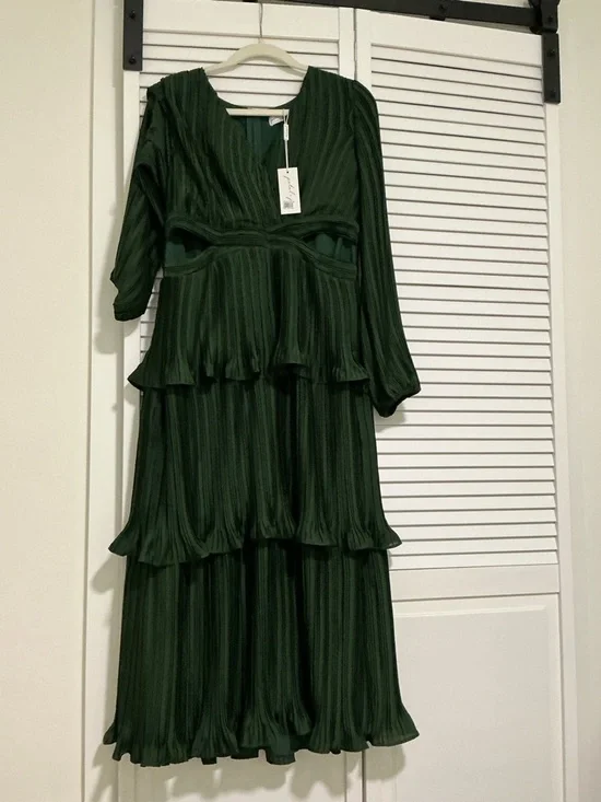 Petal & Pup Emerald Green Tiered Midi Dress - Picture 4 of 5